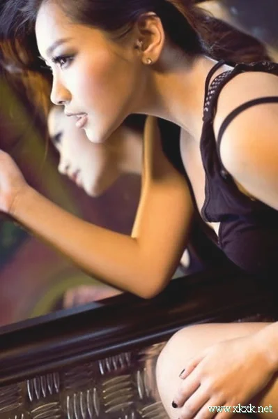 低胸美眉曲线傲人 样貌高贵绝美