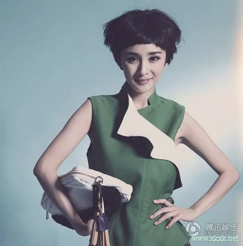 杨幂换短发造型 俏皮亮相显精致面容