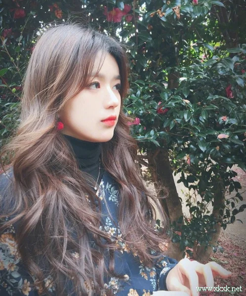 今年流行蜜茶色，甜系少女波浪卷发型