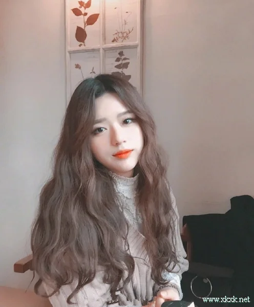 今年流行蜜茶色，甜系少女波浪卷发型