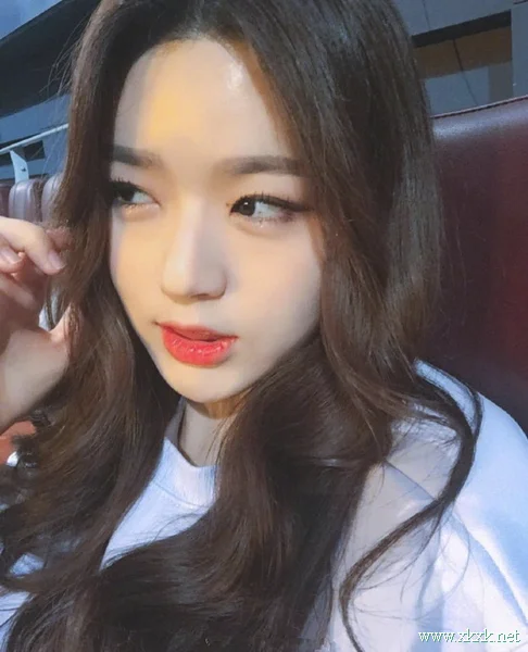 今年流行蜜茶色，甜系少女波浪卷发型