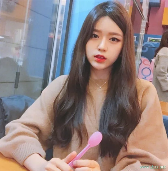 今年流行蜜茶色，甜系少女波浪卷发型