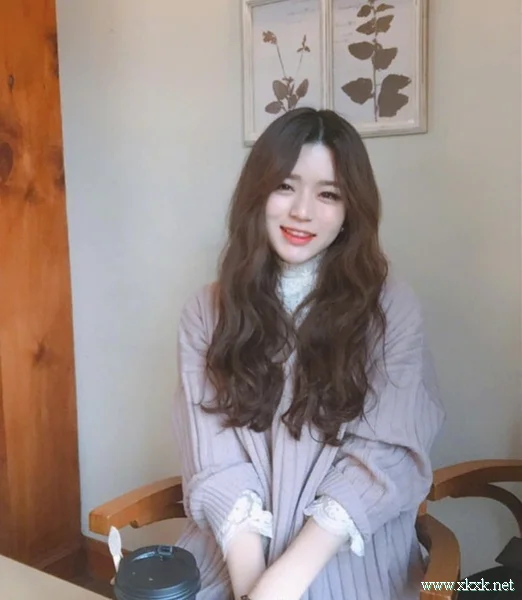 今年流行蜜茶色，甜系少女波浪卷发型