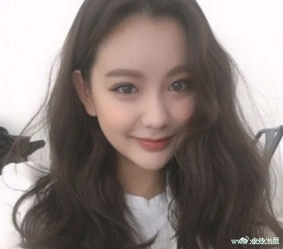 适合中长发的女生的大卷发造型参考