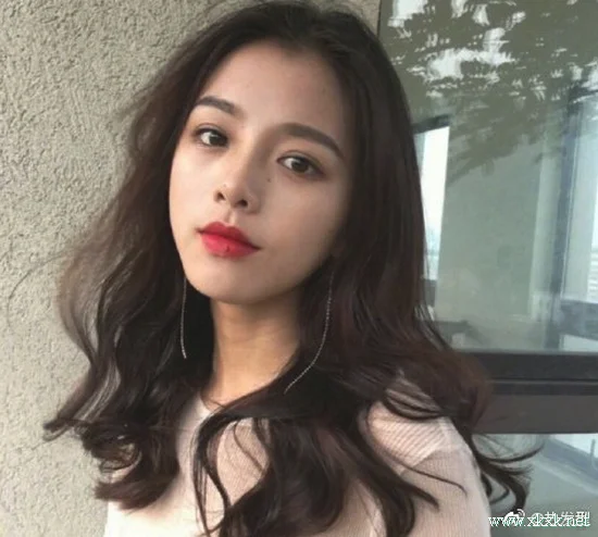 适合中长发的女生的大卷发造型参考