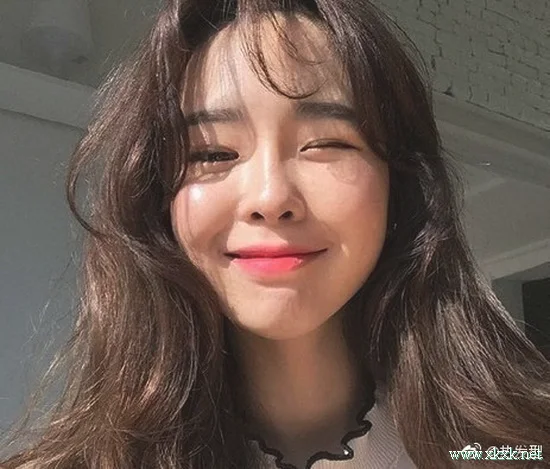 适合中长发的女生的大卷发造型参考