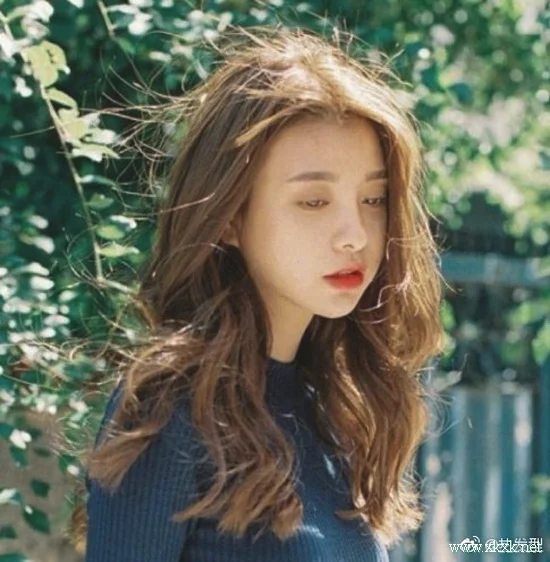 适合中长发的女生的大卷发造型参考
