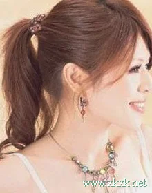 漂亮有型 5步骤梳出马尾女人味