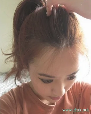 教你怎样扎丸子头技巧 饱满丸子头DIY2