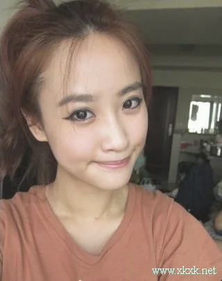 教你怎样扎丸子头技巧 饱满丸子头DIY2