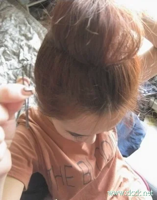 教你怎样扎丸子头技巧 饱满丸子头DIY2