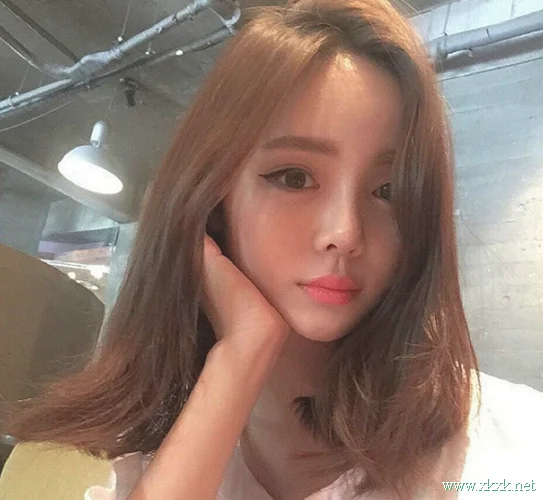 中长发女生2022流行发色，这个色度刚刚好