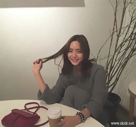 中长发女生2022流行发色，这个色度刚刚好