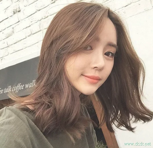 中长发女生2022流行发色，这个色度刚刚好