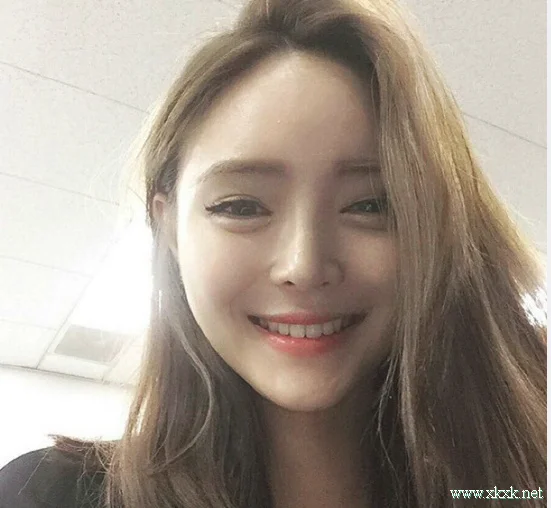 中长发女生2022流行发色，这个色度刚刚好