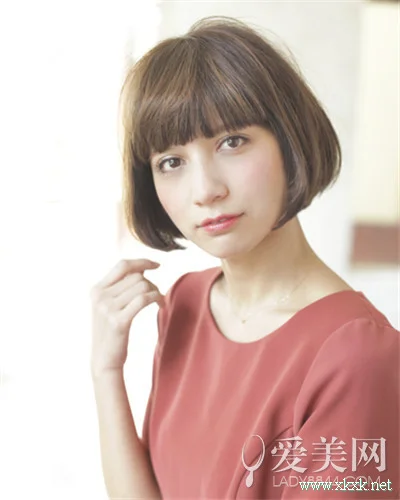 女士卷发发型图片 短发时尚简约日系风