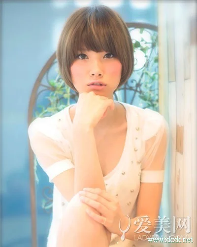 女士卷发发型图片 短发时尚简约日系风
