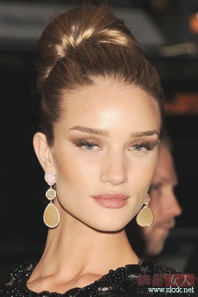 新年派对超吸睛 女星示范15款优雅发髻