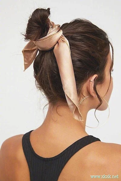 一条简单的丝带，打造出超时尚发型