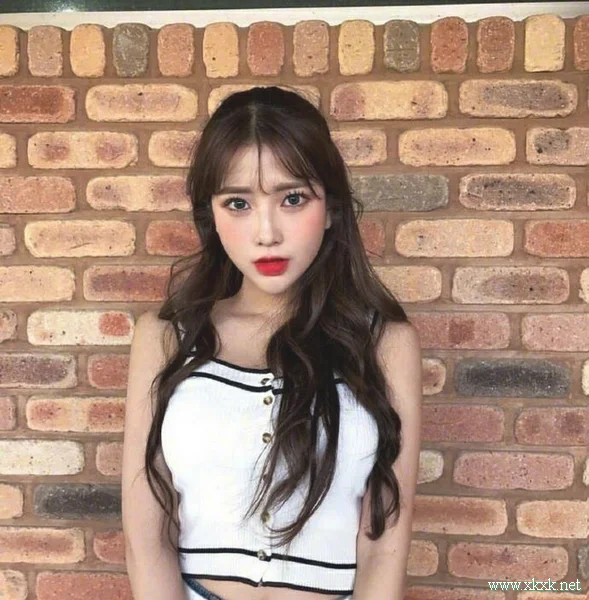 甜美的半扎长发示范,即妩媚又透着少女感