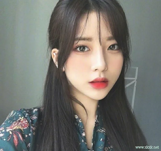 甜美的半扎长发示范,即妩媚又透着少女感