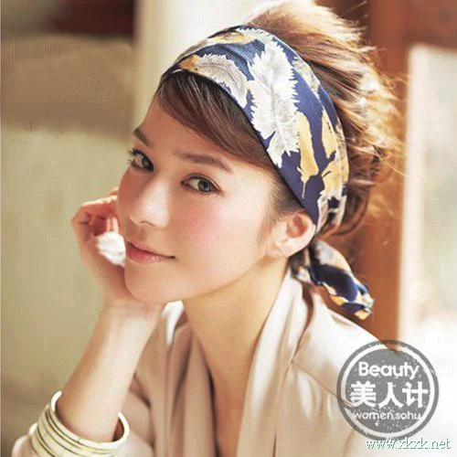 用丝巾轻松打造美人感花苞头
