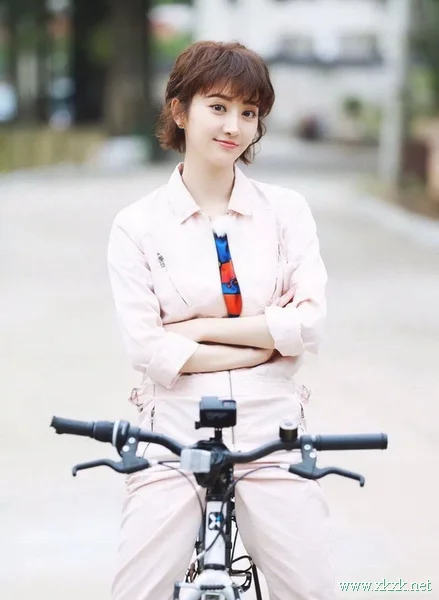 文艺短发VS仙女烫发，今春换发型选哪款？