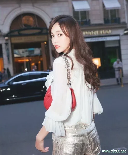 文艺短发VS仙女烫发，今春换发型选哪款？
