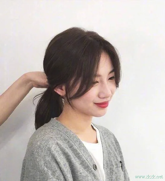温柔甜美系女生发型，9款低马尾造型示范