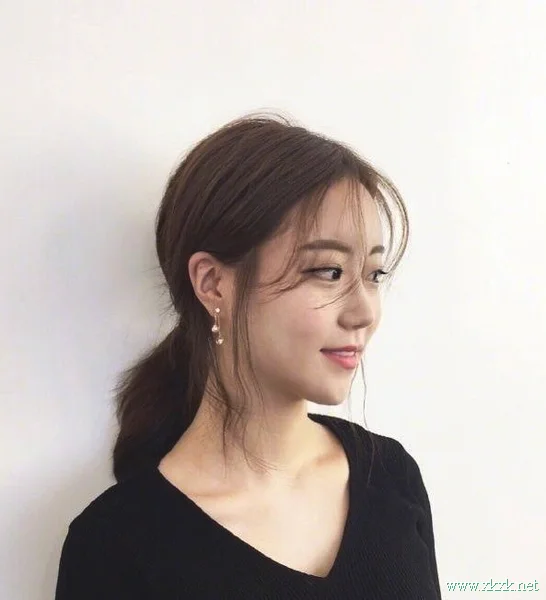 温柔甜美系女生发型，9款低马尾造型示范