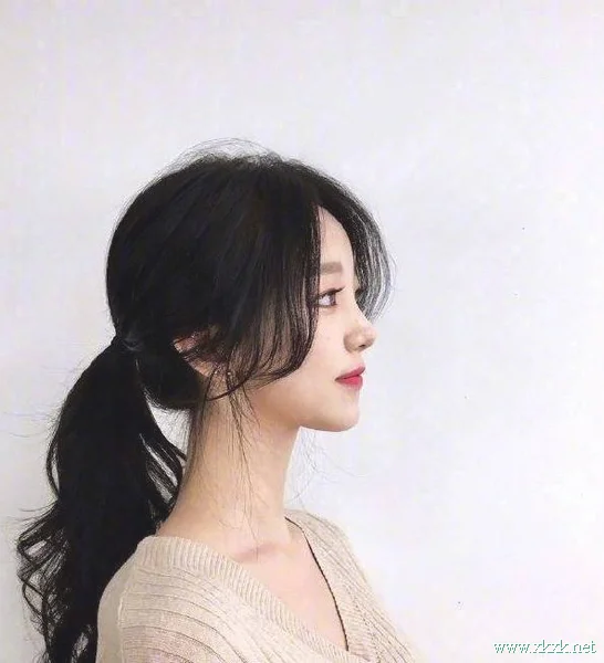 温柔甜美系女生发型，9款低马尾造型示范