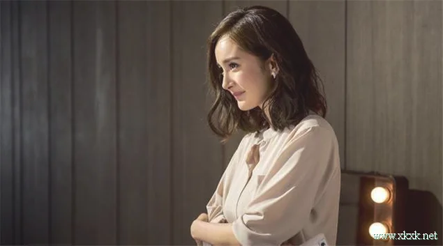 女人过了40岁，别急着剪短发！试试这4款烫发，女儿都夸年轻时髦