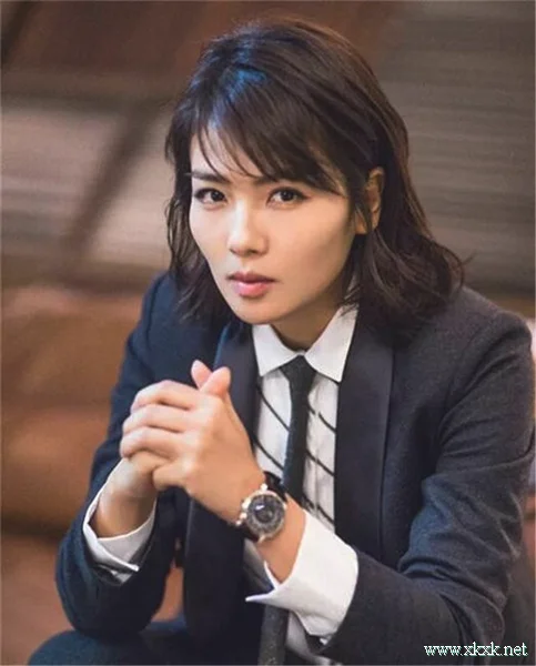 女人过了40岁，别急着剪短发！试试这4款烫发，女儿都夸年轻时髦