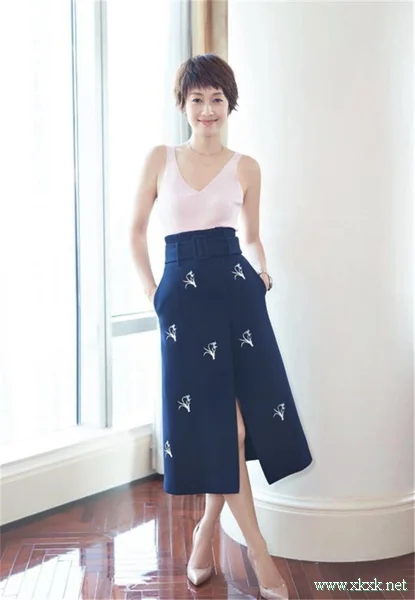 女人过了40岁，别急着剪短发！试试这4款烫发，女儿都夸年轻时髦