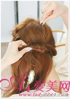 三款盘发DIY 浪漫夏日的甜美发型
