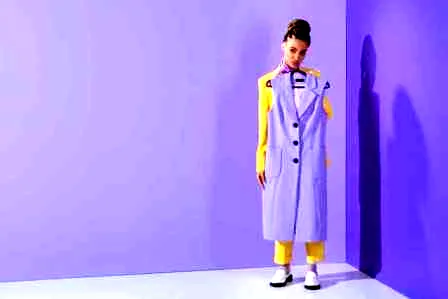 大脸女生适合的发型 蓬松短烫发更时尚