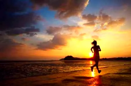 如何diy卷发发型的教程 不去理发店也要美美的