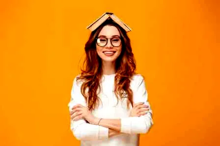 欧美最潮黑色发型街拍 悠闲复古风走红街头