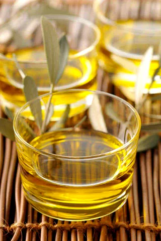 橄榄油拯救干燥受损蓬松秀发