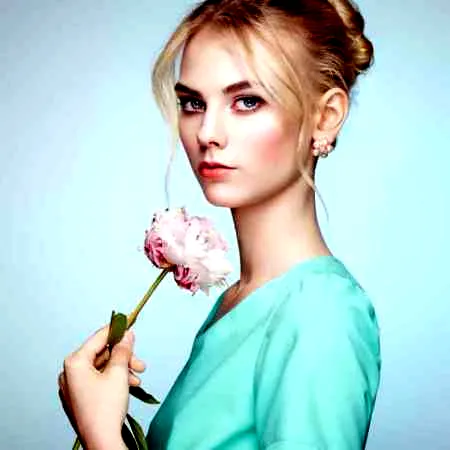 自然柔顺长微卷发 彰显职场OL淑女魅力