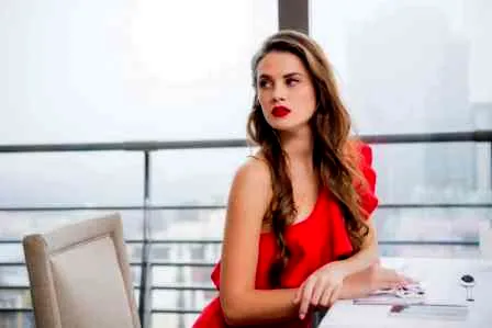 胖脸女生适合什么发型  有刘海长卷发更显瘦