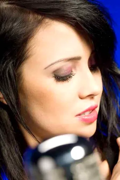 中分马尾辫的扎法 简单发型优雅端庄