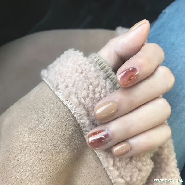 绝美的奶茶棕色系美甲图片