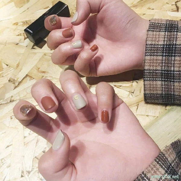 绝美的奶茶棕色系美甲图片