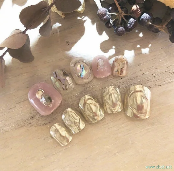 复古小华丽感的日系秋季美甲图片