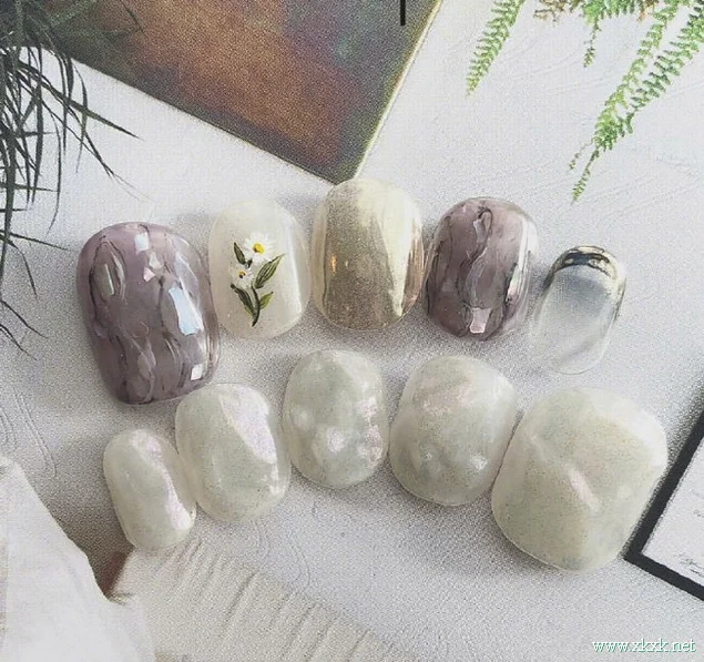 复古小华丽感的日系秋季美甲图片