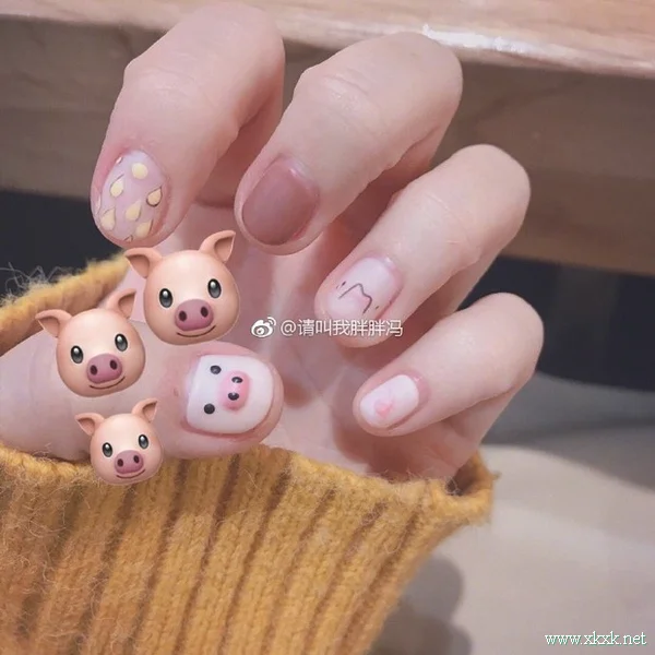2019少女风新年美甲​​图片