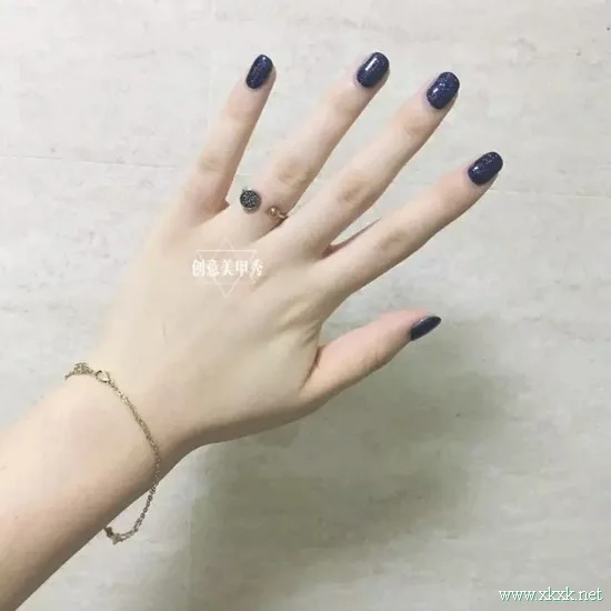 适合秋季的纯色美甲，简单也很美