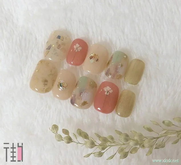 日本美甲师推荐的一组少女风美甲图案