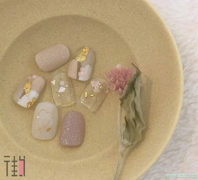 日本美甲师推荐的一组少女风美甲图案